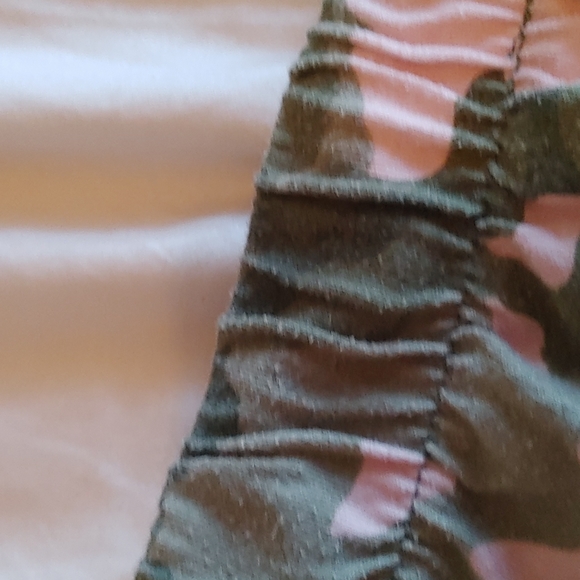 Old navy camo shorts child size 10-12 - Picture 3 of 4